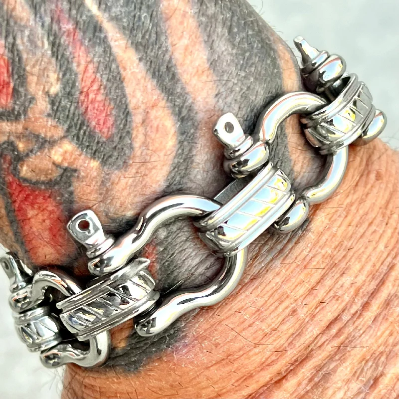 NEW - Shackle Bracelet - B147